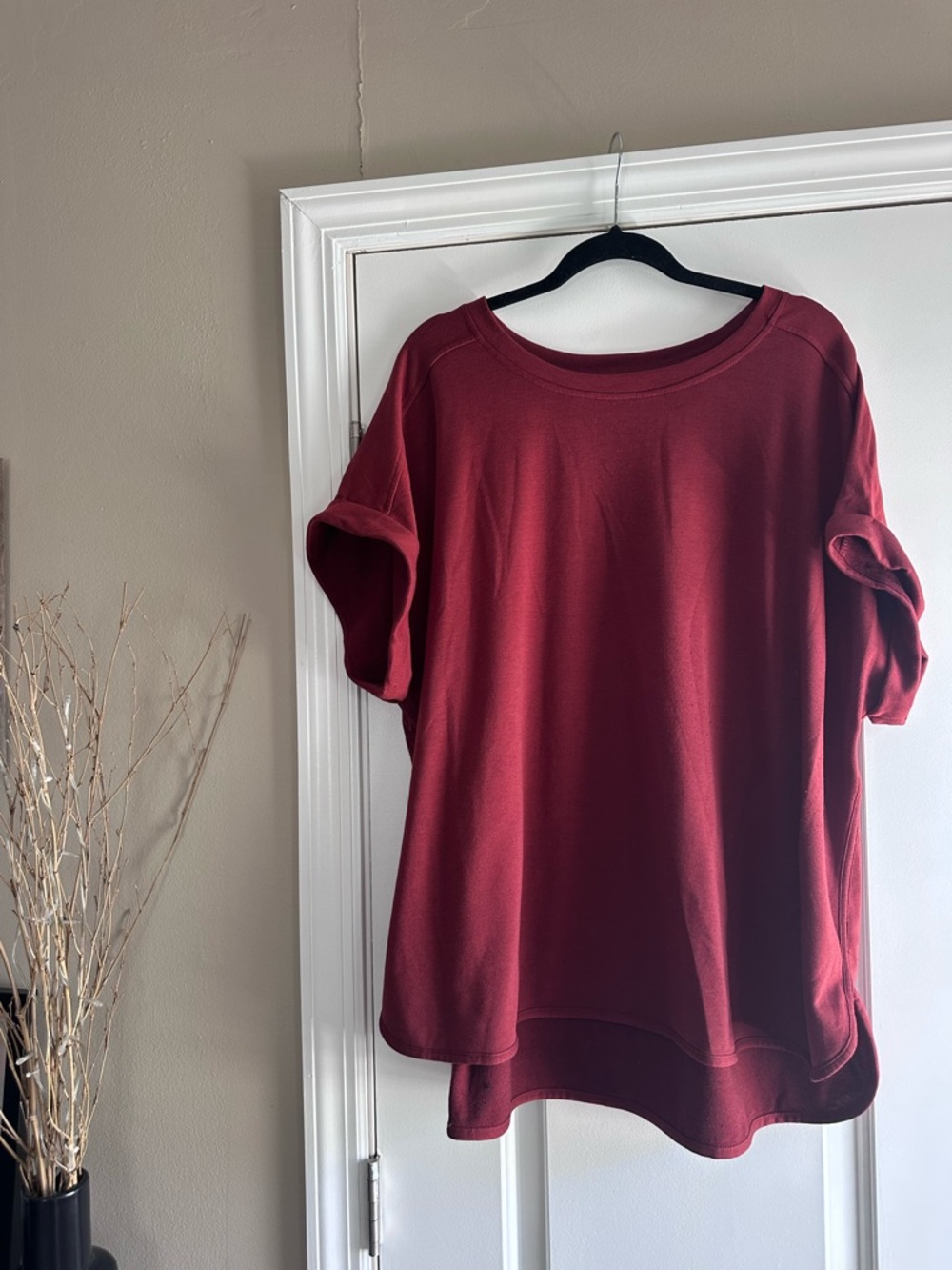 Cupio Relaxed Short-Sleeve Sweatshirt in Burgundy